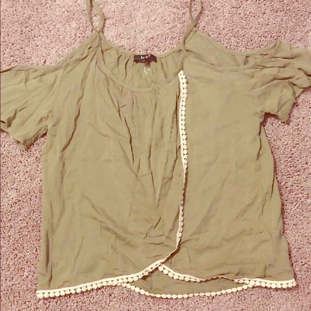 ***NWOT***Lightweight Cold Shoulder Top
